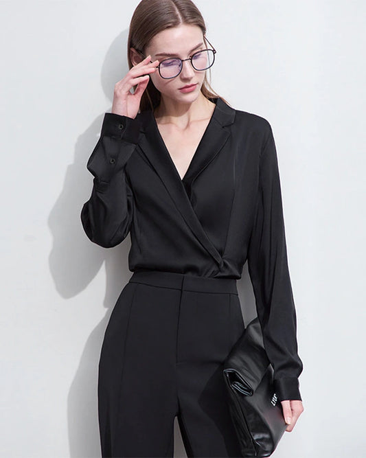 Minimalistische Seidenbluse mit V-Ausschnitt und langen Ärmeln