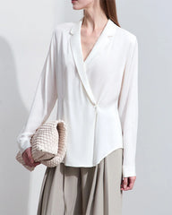 Minimalistische Seidenbluse mit V-Ausschnitt und langen Ärmeln