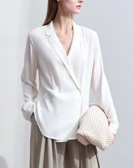 Minimalistische Seidenbluse mit V-Ausschnitt und langen Ärmeln