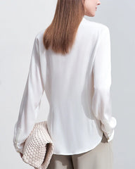 Minimalistische Seidenbluse mit V-Ausschnitt und langen Ärmeln