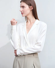 Minimalistische Seidenbluse mit V-Ausschnitt und langen Ärmeln