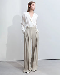 Minimalistische Seidenbluse mit V-Ausschnitt und langen Ärmeln