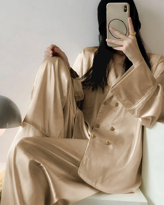 Oversized Seiden - Pyjamas mit Doppelknopfleiste