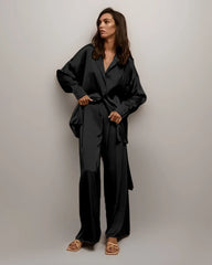 Oversized Seiden-Pyjamaset mit Gürtel