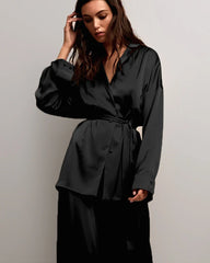 Oversized Seiden-Pyjamaset mit Gürtel