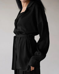 Oversized Seiden-Pyjamaset mit Gürtel