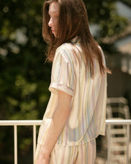 Pastellgestreiftes Seiden-Pyjama-Set mit kurzen Ärmeln