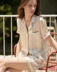 Pastellgestreiftes Seiden-Pyjama-Set mit kurzen Ärmeln