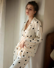 Seidenpyjama für Damen mit Spitzenbesatz und Polka-Dots