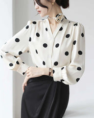 Polka-Dot-Seidenbluse mit Rosenhalsband