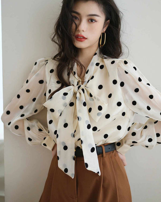 Polka Dot Seidenbluse mit Bindekragen