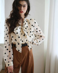 Polka Dot Seidenbluse mit Bindekragen