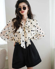 Polka Dot Seidenbluse mit Bindekragen