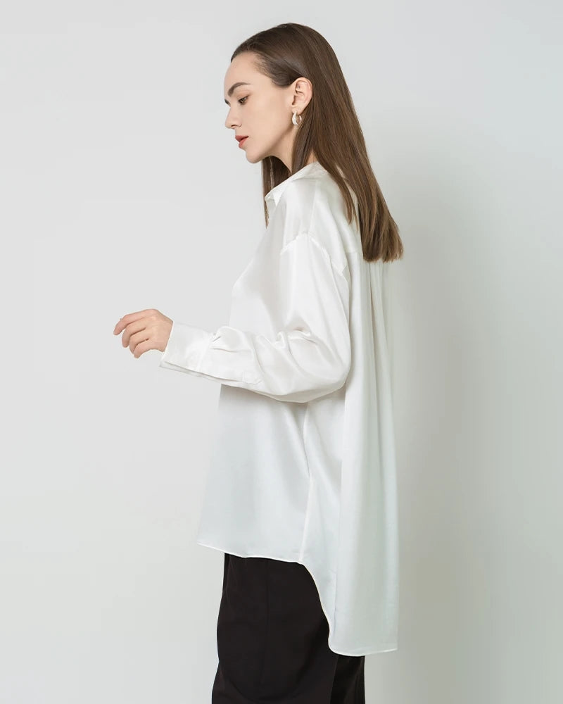 Gespannte Oversized Seidenbluse mit abfallenden Schultern Ivory