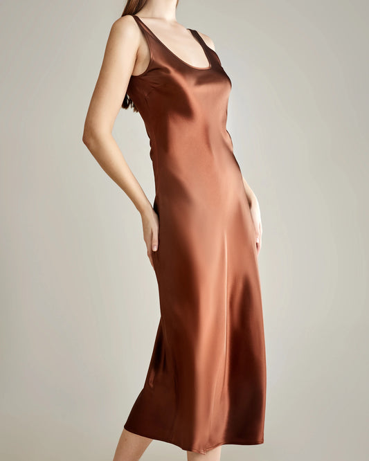 Seiden-Slip-Kleid in Midi Länge mit Tiefausschnitt Brown