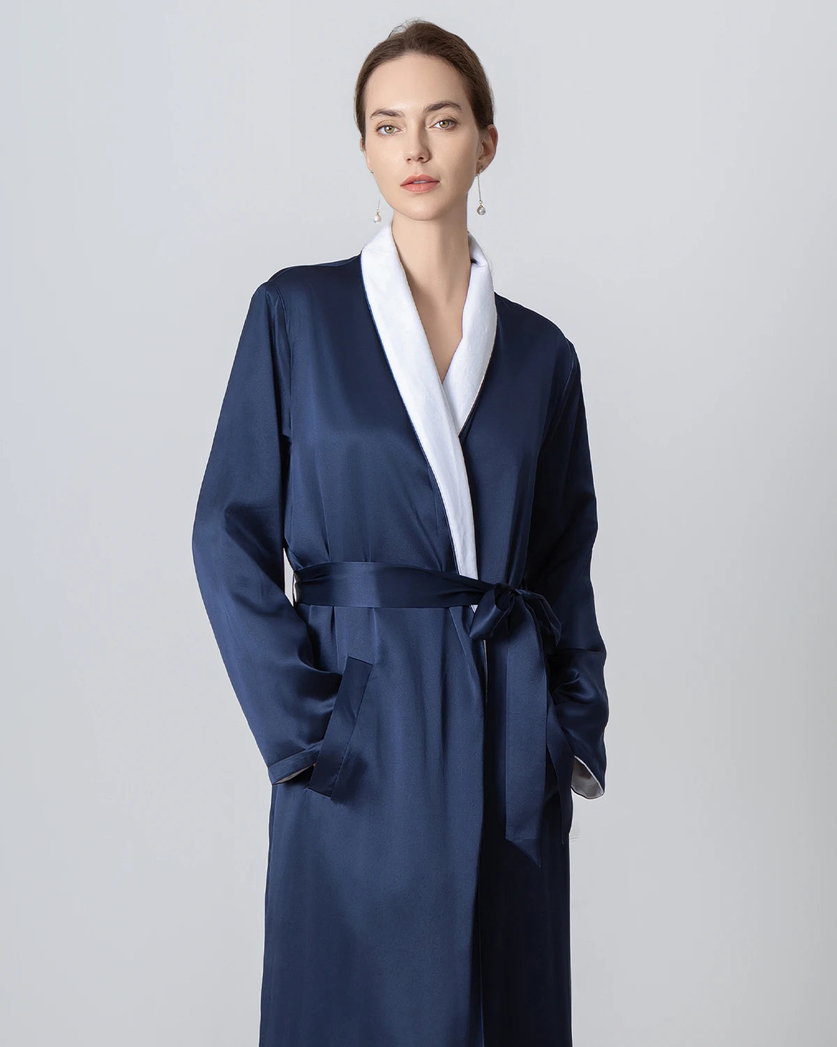 Seiden- und Samt Wendebademantel für den Winter Navy