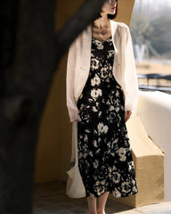 Schwarz-weißes Blumenseidenkleid