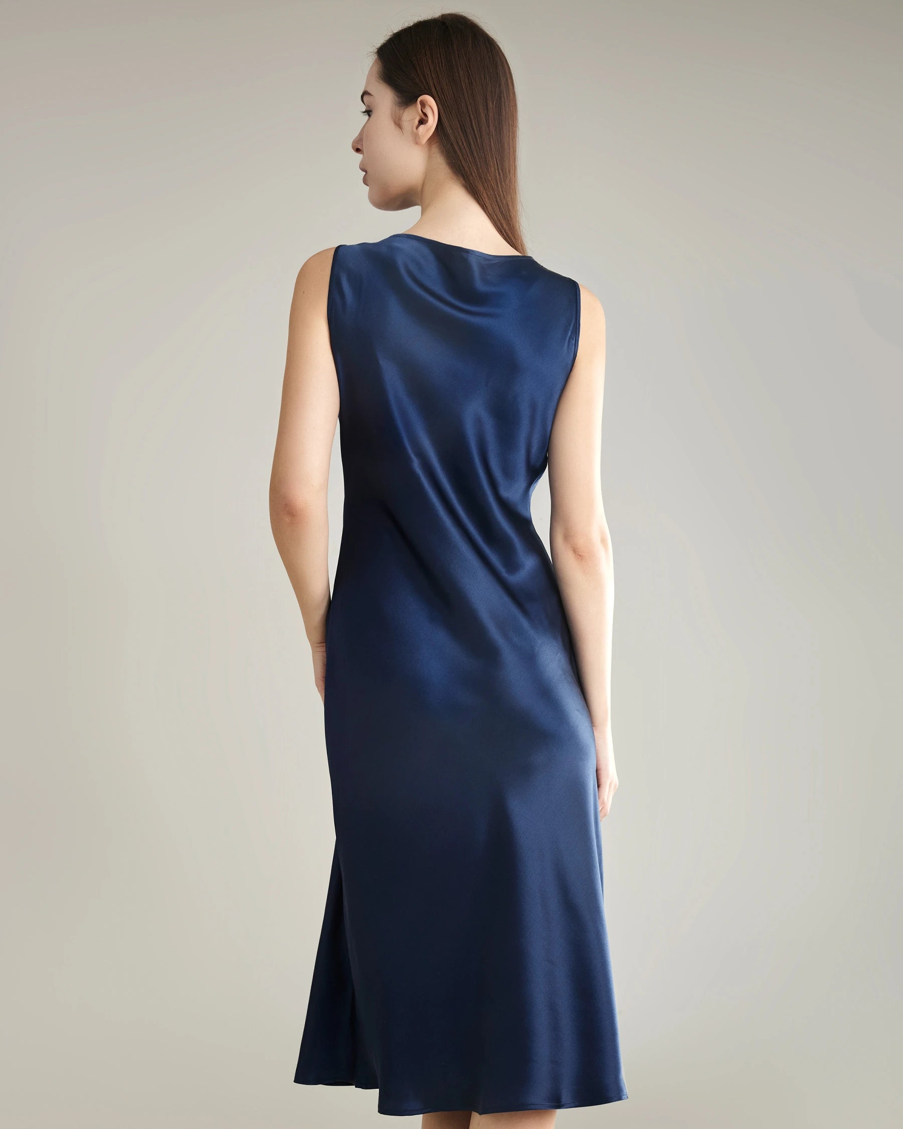 Seidenkleid mit asymmetrischem Wasserfall-Kragen Navy