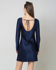 Seiden-Minikleid mit langen Ärmeln und offenem Rücken