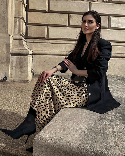 Seiden-Satin-Schlitz-Rock mit Leopard-Muster, geschnitten auf Schrägstrich