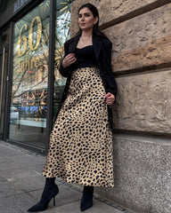 Seiden-Satin-Schlitz-Rock mit Leopard-Muster, geschnitten auf Schrägstrich