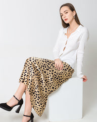 Seiden-Satin-Schlitz-Rock mit Leopard-Muster, geschnitten auf Schrägstrich