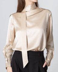 Seidenbluse mit Bändchenkragen und runder Kragenform