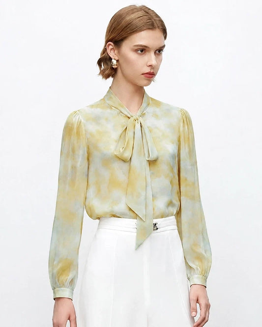 Seidenbluse mit Aquarellmuster und Bindekragen