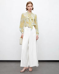 Seidenbluse mit Aquarellmuster und Bindekragen