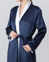 Seiden- und Samt Wendebademantel für den Winter Navy