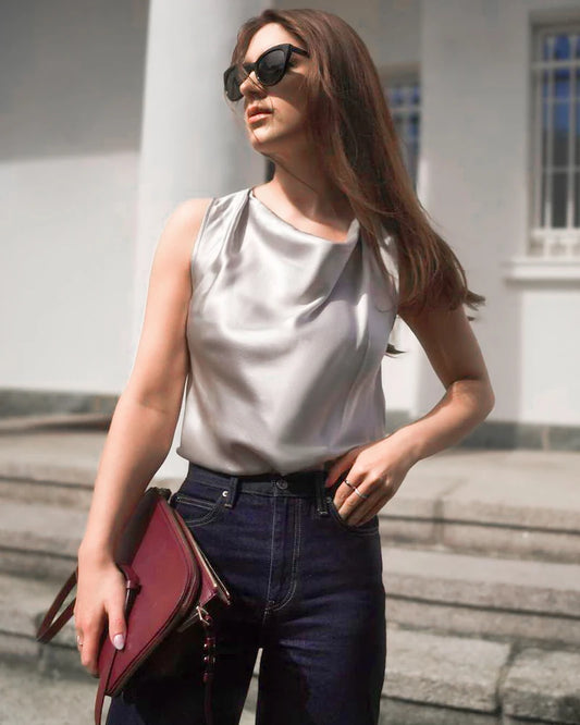 Frauen-Sleeveless Seidenbluse mit Krawattenkragen