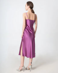 Mittellanges Seidenkleid, Cowl-Kragen, Schlitz