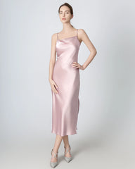 Mittellanges Seidenkleid, Cowl-Kragen, Schlitz