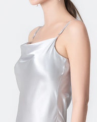 Mittellanges Seidenkleid, Cowl-Kragen, Schlitz