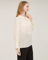 Seidenbluse mit Krawattenhals und Rüschen-Detail