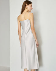 Midikleid aus Seide mit V-Ausschnitt