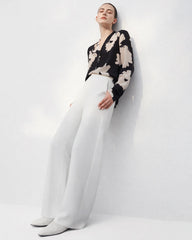 Langärmlige Seidenbluse mit V-Ausschnitt und Blumenmuster