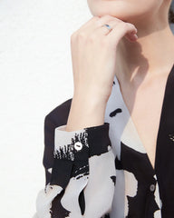 Langärmlige Seidenbluse mit V-Ausschnitt und Blumenmuster
