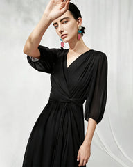 V-Ausschnitt Seiden-Midikleid mit Twist-Detail an der Taille