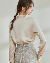 V-Ausschnitt Seidenbluse mit Plissee