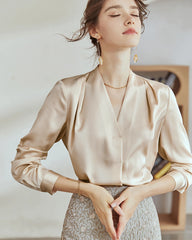 V-Ausschnitt Seidenbluse mit Plissee