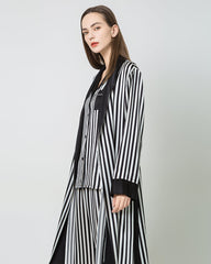 Damen lange Seidensatin-Robe mit schwarz-weiße Streifen