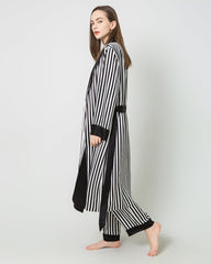 Damen lange Seidensatin-Robe mit schwarz-weiße Streifen