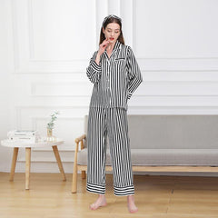 Klassische Gestreifte Seiden-Pyjamas