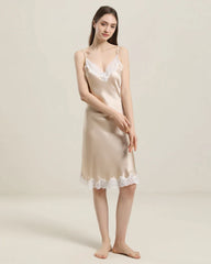 Seiden-Nachtkleid mit zarten Spitzen-Details