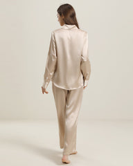 Luxuriöses Seidenhemd-Pyjama-Set