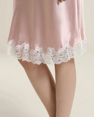 Seiden-Nachtkleid mit zarten Spitzen-Details