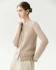 Cardigan aus 100 % Kaschmir mit Zopfmuster und Herzknöpfen