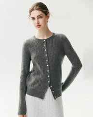 Cardigan aus 100 % Kaschmir mit Zopfmuster und Herzknöpfen