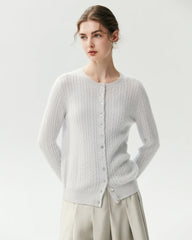 Cardigan aus 100 % Kaschmir mit Zopfmuster und Herzknöpfen